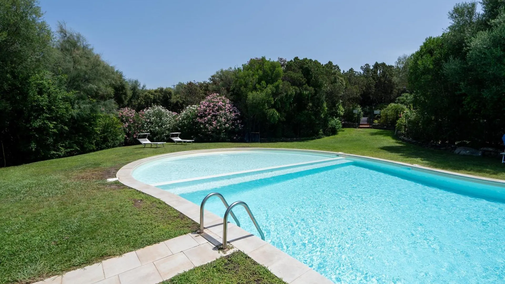 Porto Rotondo Centro, Elegante Loft Con Piscina Apartment